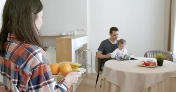 Jonge leuke familie met kleine dochter ontbijten — Stockvideo