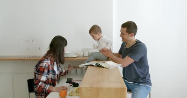 小さな娘を持つ若いかわいい家族は朝食を持っています — ストック動画