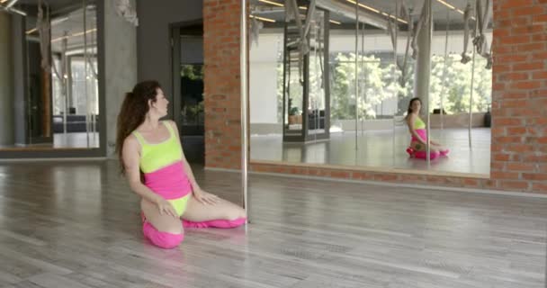 Belle femme athlétique dansant sur le poteau — Video