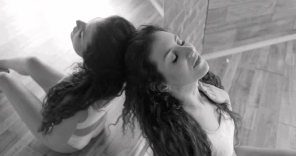 鏡の近くの床に座っている女性ダンサー — ストック動画