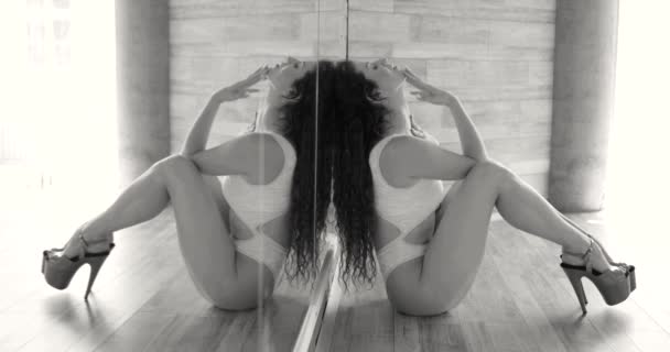Γυναίκα χορεύτρια κάθεται στο πάτωμα κοντά στον καθρέφτη — Αρχείο Βίντεο