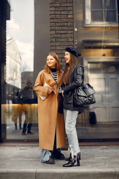 Δύο φίλες με ρούχα μόδας που στέκονται στο δρόμο — Φωτογραφία Αρχείου