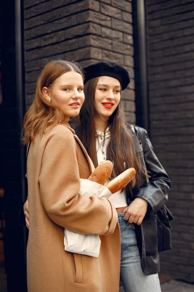 Δύο φίλες με ρούχα μόδας που στέκονται στο δρόμο — Φωτογραφία Αρχείου