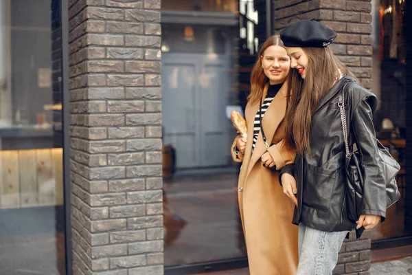 Дві жінки-друзі в модному одязі, що йдуть по вулиці — стокове фото