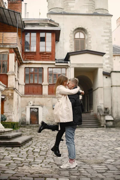 Romantyczna para przytula się i całuje na ulicy starego miasta — Zdjęcie stockowe