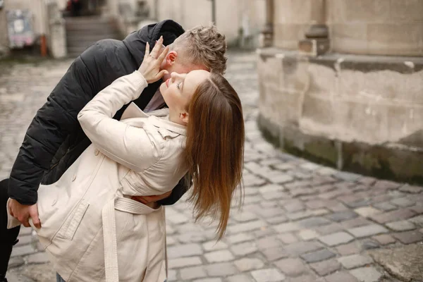 Романтическая пара обнимается и целуется на улице старого города — стоковое фото