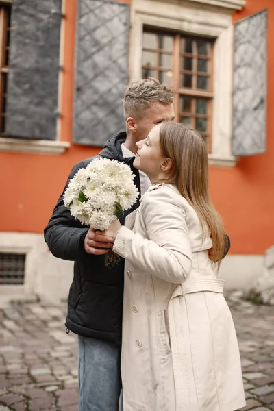 Romantik çift eski şehrin sokaklarında sarılıp öpüşüyor.