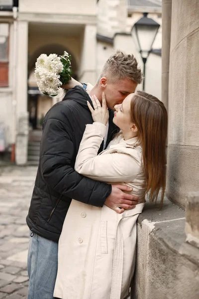 ロマンチックなカップル抱擁とキスで古い町の通り — ストック写真