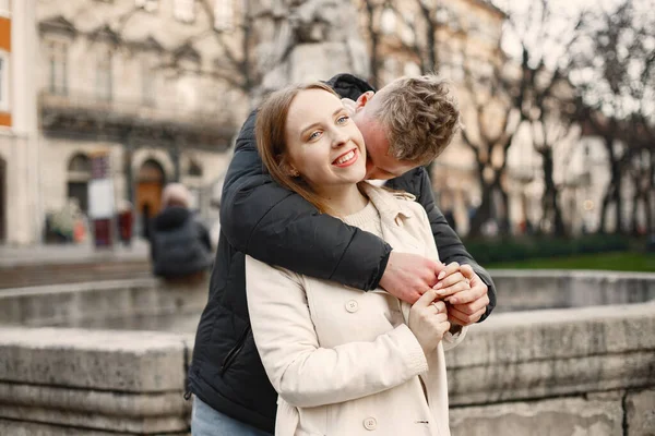 Romantiskt par kramas och kyssas på gatan i gamla stan — Stockfoto