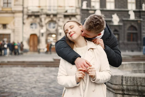 Romantik çift eski şehrin sokaklarında sarılıp öpüşüyor. — Stok fotoğraf