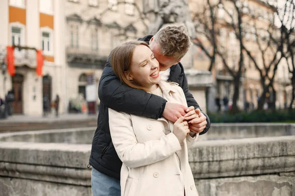 ロマンチックなカップル抱擁とキスで古い町の通り — ストック写真