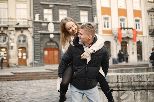 Romantický pár objímání při procházce v ulici starého města — Stock fotografie