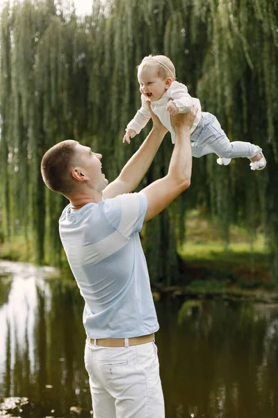 Joven padre arrojando a su pequeña hija al aire —  Fotos de Stock