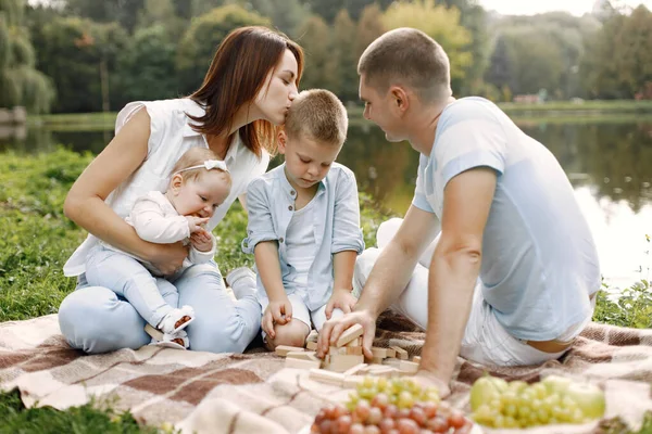 Bonne famille ont un pique-nique dans le parc près du lac — Photo