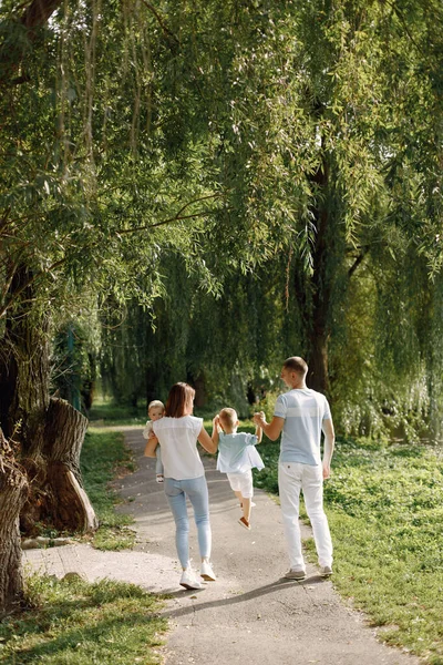 Vue arrière photo d'une famille marchant dans un parc en été — Photo