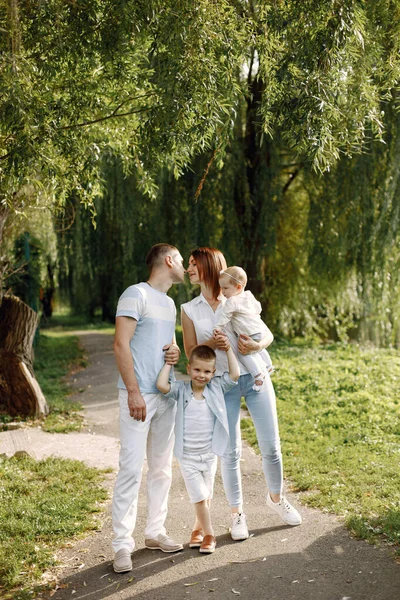 Foto einer Familie, die im Sommer in einem Park spaziert — Stockfoto