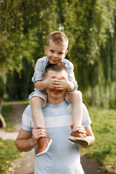 Portret van een jongen die op zijn vaders schouders zit en zijn ogen sluit — Stockfoto