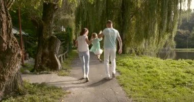 Park 'ta yürüyen ailenin dikiz aynası.