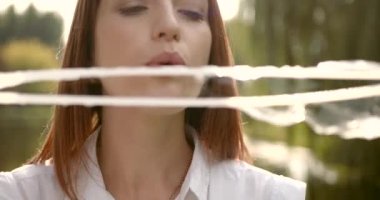 Mutlu anne çocukla sabun köpüğü üflüyor.