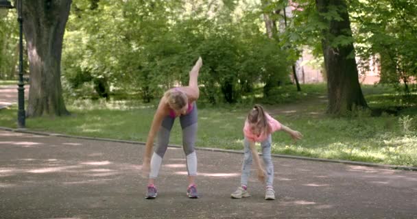 Mutter und Tochter treiben Sport im öffentlichen Park — Stockvideo