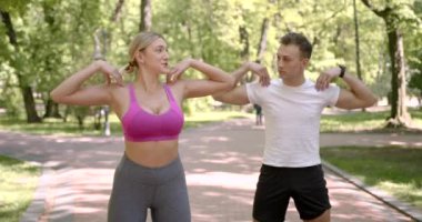 Formda bir çift parkta antrenman yapmadan önce ısınıyor.