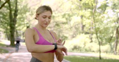 Yaz parkında akıllı kadın kullanıyor.