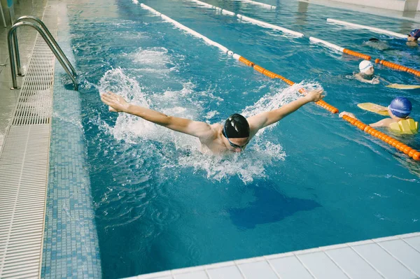 Κάντε προπόνηση κολυμβητή στην πισίνα — Φωτογραφία Αρχείου