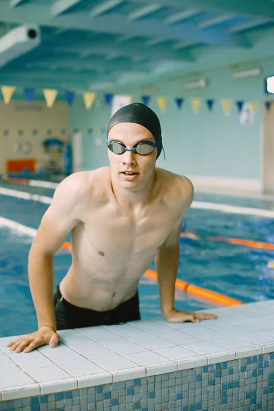 Youung man i goggles på poolen gränsen — Stockfoto