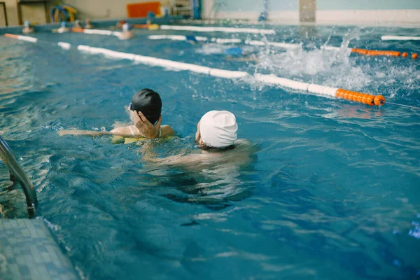 Κορίτσι Μαθαίνοντας να κολυμπήσετε με πούλμαν στο κέντρο αναψυχής — Φωτογραφία Αρχείου