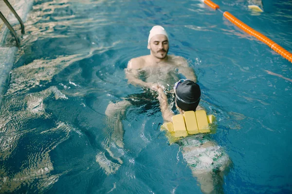 学习游泳教练在休闲中心的女孩 — 图库照片