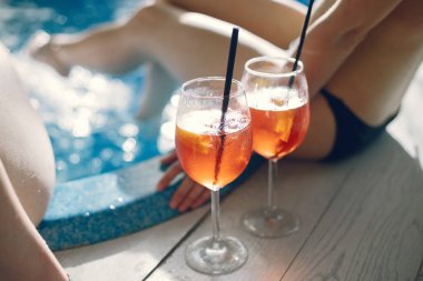 Kızların elinde iki at kuyruğu resmi.