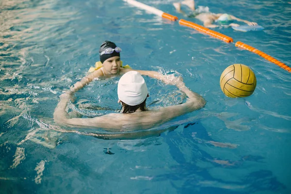学习游泳教练在休闲中心的女孩 — 图库照片