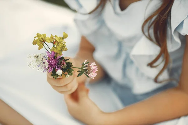Chica Sosteniendo Pocas Flores Las Manos Temporada Verano Irreconocible —  Fotos de Stock