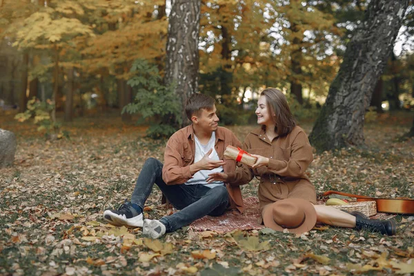 一对夫妇在公园里 穿着棕色衬衫的家伙金秋 — 图库照片
