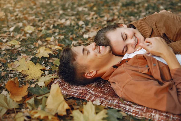 Pareja Parque Tipo Con Camisa Marrón Otoño Dorado —  Fotos de Stock