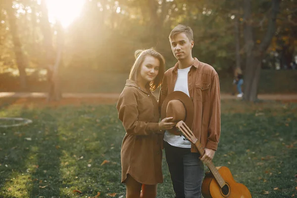 Paar Einem Park Kerl Braunen Hemd Goldener Herbst Mann Mit — Stockfoto