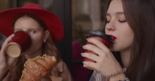 Молодые Девушки Завтракают Обедают Кафе Терраса Осенний Сезон — стоковое видео