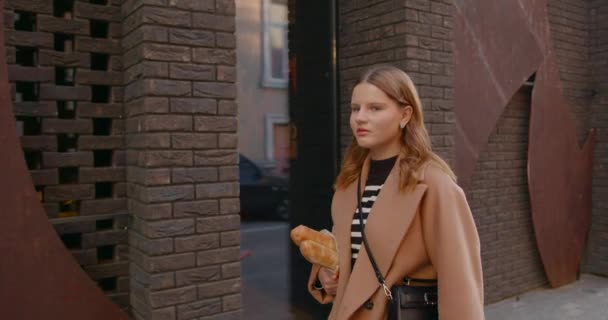 Beautiful Girl Walking Alone Street Parisian Style — Stock Video