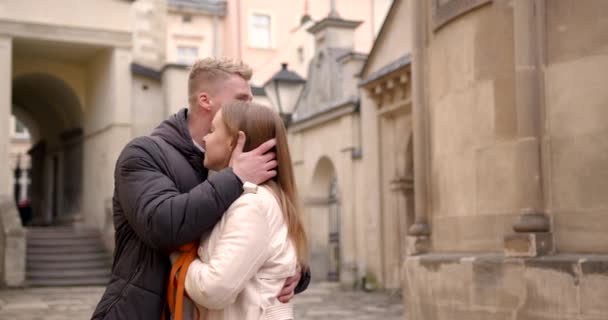 Happy European Couple Hugging Kissing Old City Background Autumn Time — Stockvideo