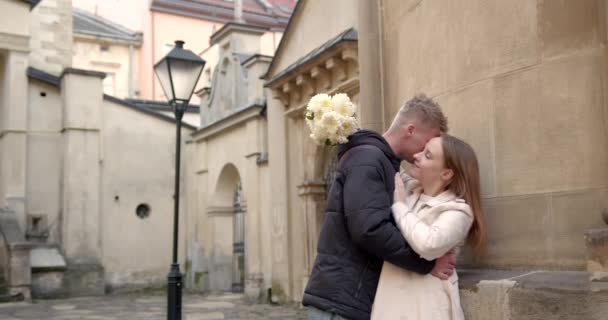 Felice Coppia Europea Abbracciare Baciare Sfondo Della Città Vecchia Autunno — Video Stock