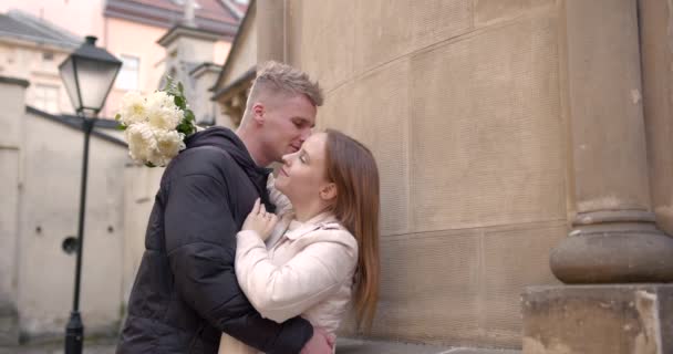 Feliz Casal Europeu Abraçando Beijando Sobre Fundo Cidade Velha Outono — Vídeo de Stock