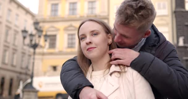 Happy European Couple Hugging Kissing Old City Background Autumn Time — Vídeo de Stock