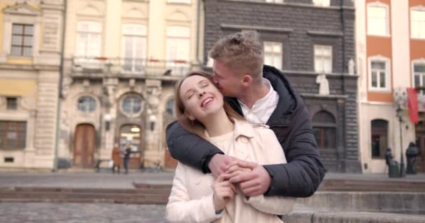 Happy European Couple Hugging Kissing Old City Background Autumn Time — Vídeo de Stock