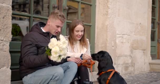 Young People Spending Time Pet Friendship Concept Old European City — Vídeo de Stock