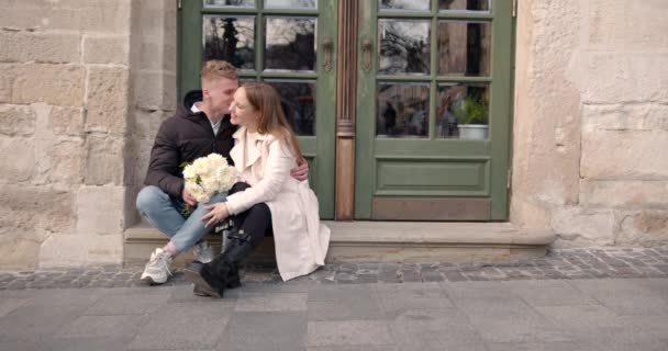 Felice Coppia Europea Abbracciare Baciare Sfondo Della Città Vecchia Autunno — Video Stock