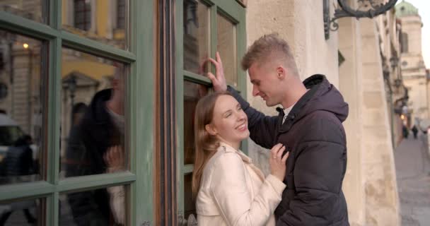 Feliz Casal Europeu Abraçando Beijando Sobre Fundo Cidade Velha Outono — Vídeo de Stock
