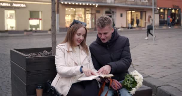 Jóképű Szerelmesek Ülnek Őszi Városban Könyvet Olvasnak Szerelem Gyengédség Kapcsolatok — Stock videók