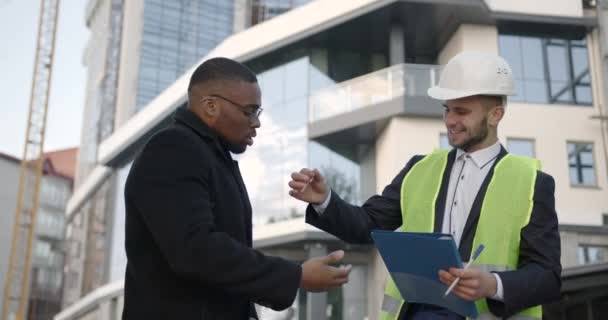 Builder Giving Keys Client Finishing Signing Contract Black Man Buying — Vídeo de Stock
