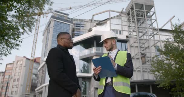 Construtor Dando Chaves Cliente Depois Terminar Assinar Contrato Homem Negro — Vídeo de Stock