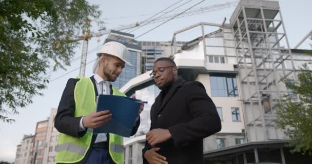 Budowniczy Daje Klucze Klientowi Podpisaniu Umowy Czarny Człowiek Kupuje Nieruchomość — Wideo stockowe